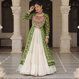 Kota Cotton Lehenga Kurti Garba moderne brodé, coupe trapèze longueur ras du sol, décolleté cœur, dos nu, fermeture éclair, style Kutchi - Product Image 1