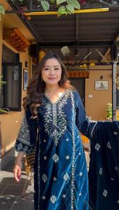 ชุดสูทงานปักผ้ากำมะหยี่วิสคอสเสื้อและล่างสุดสุดกับชุดปาร์ตี้สไตล์ชนพื้นเมืองอินเดีย - Product Image 3