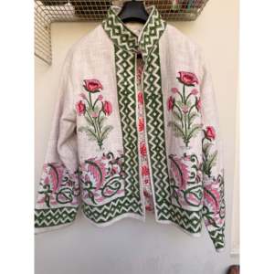 Veste bomber réversible Blush Garden pour femme, matelassée avec décoration patchwork imprimée, taille XL, logo personnalisé, cuir, fourrure - Product Image 1