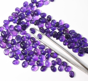 Cabochons ovales en améthyste naturelle 332,85 carats Lot Taille moyenne 6X8 mm - 11X9 mm Lot en gros 107 pièces - Product Image 5