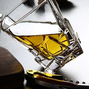 Barra de cristal de Estilo nórdico | Diseño de corte de diamante | Vaso multiusos para cerveza, whisky, vino, cócteles y licores - Product Image 2