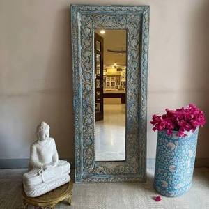 Miroir en bois bleu sculpté à la main. Une pièce de déclaration vintage et rustique pour votre mur. Disponible aux prix de gros - Product Image 1