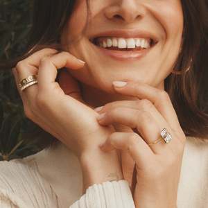 Anillo AURALUXURIA para Mujer, Oro Amarillo de 14K, Diamante Cultivado en Laboratorio, Diseño de Estrella con 8 Piedras Laterales - Product Image 3