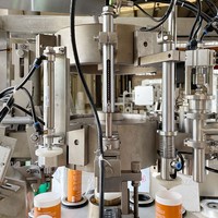 Machine de remplissage automatique de crème en tube de 30 ml en plastique, contrôlée par PLC, pour le remplissage d'huile, le scellage de dentifrice et les boissons par chaleur