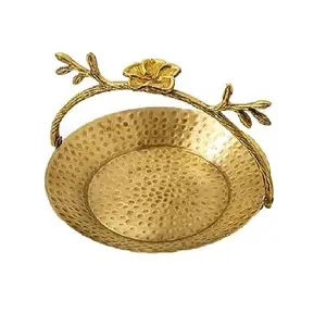 Dövülmüş tasarım Metal dekoratif yuvarlak tepsi ile pirinç çiçek tasarım kolu el yapımı dövülmüş metal pirinç yuvarlak servis tepsisi