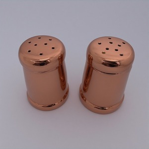 Molinillo de sal y pimienta de latón hecho a mano con patrón de hojas grabadas Artesanal hecho a mano que ofrece acento decorativo para comedor - Product Image 1