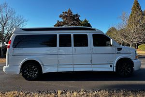 รถตู้แปลงโฉม GMC Savana G2500 Explorer ปี 2023 สภาพใช้งานมาแล้ว ตกแต่งหรูหรา ภายใน 9 ที่นั่ง พร้อมระบบความบันเทิงด้านหลัง - Product Image 2