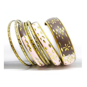 Brazalete Redondo de Latón Tradicional Artwork Maestro con Resina Artesanal, Chapado en Oro, Joyería Hecha a Mano para Mujer - Product Image 1