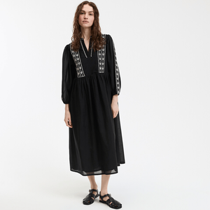 Robe longue en coton évasé avec silhouette droite respirante col tunisien brodé à la main caractéristiques contrastées approvisionnement ODM - Product Image 3