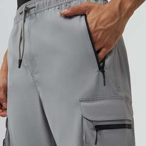 Jogging pour homme gris cendré à séchage rapide avec logo personnalisé, respirant, avec poches à rabat sur les jambes et poche arrière avec fermeture éclair - Product Image 4