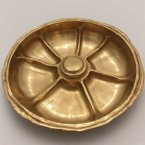 Serveur de fruits secs élégant en aluminium avec trois compartiments en forme de feuille connectés en finition or antique conçu pour les repas - Product Image 6