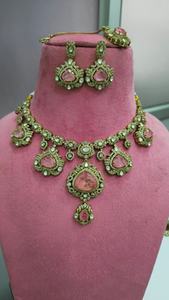 ชุดสร้อยคอแบบดั้งเดิมของอินเดียคุณภาพพรีเมียม พร้อมมงกุฎแบบ Maang Tikka ดีไซน์หรูหราสวยงาม เหมาะสำหรับงานแต่งงานและงานปาร์ตี้ - Product Image 3