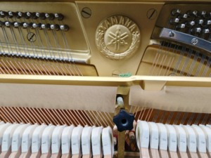 เปียโนยามาฮ่า YUX รุ่นพรีเมียม สีดำ แบบตั้งตรง ผลิตในญี่ปุ่น มือสอง ระบบกลไก รุ่น 3446036 YUX YUX2 YUX3 - Product Image 3