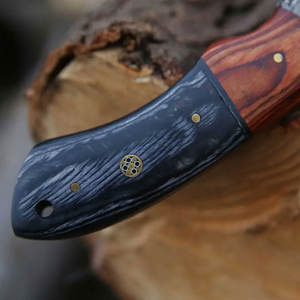 Couteau de chasse à lame fixe en acier damas fait à la main personnalisé couteau de skinner de camping avec manche en bois d'olivier - Product Image 4