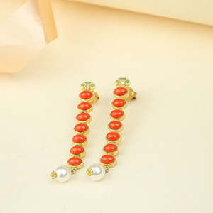 Boucles d'oreilles pendantes Anokhi en or avec perles de corail en cascade - Product Image 4