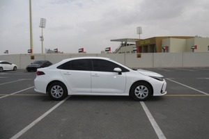 Toyota Corolla d'occasion 2020 avec intérieur foncé, régulateur de vitesse adaptatif, boîte automatique 6 vitesses, 4 places, toit ouvrant - Product Image 4