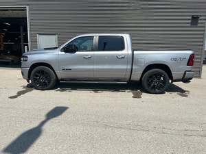 รถกระบะ RAM 1500 Power Crew Cab 4WD ปี 2025 สภาพดีมาก เครื่องยนต์ V8 ขนาด 6.1-8 ลิตร เกียร์อัตโนมัติ เบาะหนัง กล้องมองหลัง 360 องศา - Product Image 2