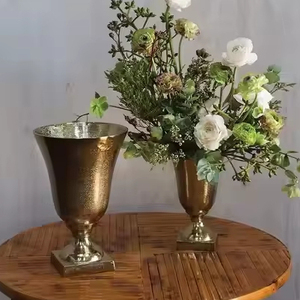 Jarrón de metal dorado de estilo taza de lujo con acabado vintage, ideal para decoración de escenarios, eventos corporativos y salas de banquetes de La India - Product Image 1