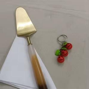 Juego de cuchillo y servidor para pasteles de acero espejado con mangos de resina azul y ámbar herramientas de color únicas para celebraciones de bodas - Product Image 2