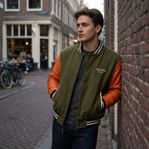 Blouson Varsity en Cuir Vert Olive et Orange Personnalisé, Style Vintage Bomber Streetwear, avec Capuche et Lettrage, pour OEMs, ODMs et Marques Privées - Product Image 5
