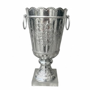 Jardinière en résine composite noire au design admirable avec motif, style classique, pot de fleurs de jardin, urne d'intérieur et d'extérieur avec drainage, en solde - Product Image 3