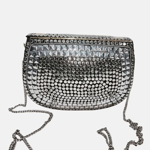 Pochette vintage moderne de créateur pour femmes Sac à main en perles de métal argenté avec sculpture polie pour femmes et filles - Product Image 5