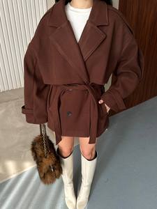 Élégant manteau trench court en mélange de laine marron avec ceinture, manches longues et col châle, idéal pour l'automne - Product Image 4