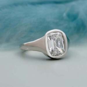 Bague de fiançailles pour femme en diamant de laboratoire taille coussin style Old Mine, certifiée IGI avec sertissage clos - Product Image 2