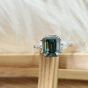 Anillo de compromiso de moissanita de tres piedras Anillo de moissanita verde 2,50 CTW Corte Esmeralda Anillo de plata esterlina de boda de diamante original - Product Image 4