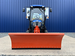 Nuevo Tractor Compacto Solis 26 HST (Hidrostático) 4WD con Cabina, Nuevo Quitanieves Frontal de Servicio Pesado DW Tomlin de 1.65m y Nuevo Depósito de 500 L - Product Image 3
