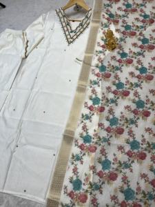 Exclusivo diseñador indio Kurti con pantalón y juego de Dupatta Diseño de trabajo manual para ropa de fiesta de boda Exclusivamente de exportador indio - Product Image 5