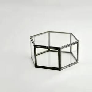 Boîte à bijoux en métal avec capacité personnalisable pour bagues, colliers et cosmétiques - Bagues, parfums, cartes et décoration de table - Product Image 1