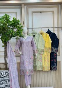 Ssumaira Collection 2026 Ensemble de robes d'hiver modernes 3 pièces Pantalon en coton brodé avec Salwar Kameez pour les fêtes - Product Image 2