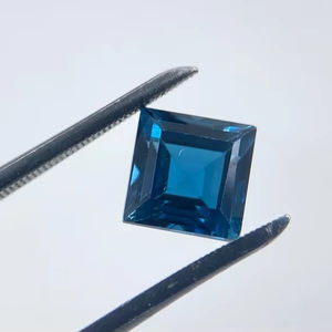 Qualité AAA 10x10 MM Topaze Bleue de Londres Naturelle Asscher Pierre précieuse en vrac à facettes pour la fabrication de bijoux en pierre bleue - Product Image 1