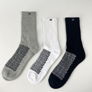 Chaussettes athlétiques de haute qualité pour hommes Design personnalisé Couleur contrastée Respirant et confortable avec broderie de logo en bas - Product Image 6