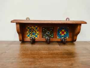 Porte-clés rustique en bois massif étagère murale polyvalente crochets en fer caractéristique réglable pour ferme maison salon décor stockage - Product Image 5