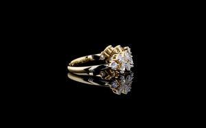 แหวนเพชรทรงลูกแพร์เพาะเลี้ยงในห้องปฏิบัติการ รับรองโดย IGI ประดับด้วยลายดอกไม้ |   งานออกแบบช่อดอกไม้สำหรับงานแต่งงานและงานเลี้ยง - Product Image 2