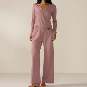 Completo <span class=keywords><strong>da</strong></span> <span class=keywords><strong>Notte</strong></span> <span class=keywords><strong>da</strong></span> Donna a Maniche Lunghe in Cotone Pima, Set Camicia Henley e Pantaloni, Pigiama in Jersey Organico - Product Image 1