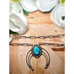 Collier artisanal Navajo en turquoise Ithaka Peak et argent sterling, objet culturel de collection - Product Image 2