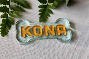 Plaque d'identification pour animaux de compagnie en plastique/acrylique gravée sur mesure avec logo et couleur personnalisés, durable et élégante pour la sécurité et l'identification des animaux. - Product Image 4