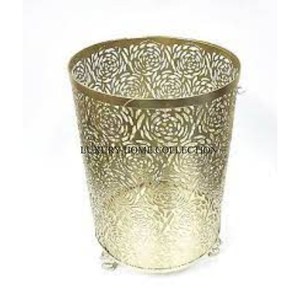 Cubo de basura de hierro metálico de gran capacidad con un acabado duradero ideal para manejar cargas de residuos pesados en áreas de alto tráfico diariamente - Product Image 1