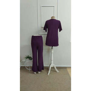 Conjunto de Dos Piezas para Mujer, Blusa de Manga Corta con Cuello Redondo y Corte Asimétrico con Detalle de Tela Arrugada y Pantalones, 36283 - Color Ciruela - Product Image 5