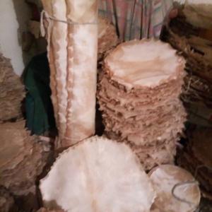 Ces peaux de chèvre naturelles sont utilisées comme peaux de tambour. Elles sont généralement utilisées pour une variété de tambours. - Product Image 1