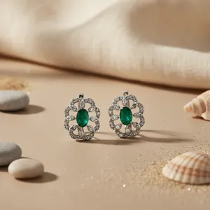 Boucles d'oreilles clous en forme de flèche florale plaquées or jaune 18 carats avec diamants taille émeraude pour femmes - Product Image 2