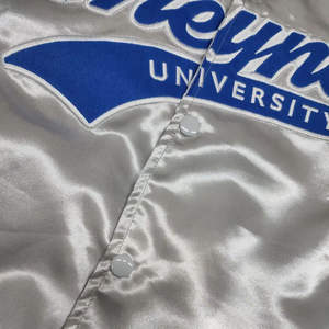 Chaquetas de béisbol de satén personalizables de alta calidad Estilo universitario con cuello con capucha Técnica de sublimación al por mayor con forro - Product Image 3