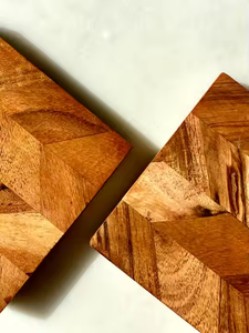 Ensemble de sous-verres en bois artisanal élégant et durable par l'artisanat du croissant - Product Image 3