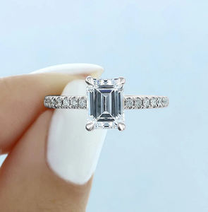 Bague Solitaire Moissanite de luxe en argent 925 2 carats pierre taillée émeraude bijoux de mariée de fiançailles faits à la main avec certificat GRA - Product Image 1