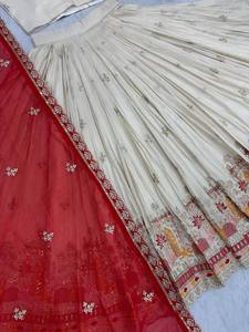 Lehenga choli ผ้าทิชชูแท้สีครีมมีลายปักสีแดงสำหรับผู้หญิงชุดปาร์ตี้ - Product Image 6