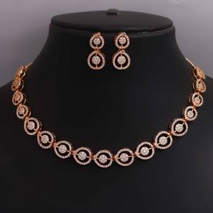 Ensemble collier et boucles d'oreilles plaqué or de haute qualité, alliage et pierres en zircone cubique (AD), design élégant et tendance pour les mariages et les fêtes - Product Image 2