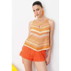 Blusa con cuello halter y estampado étnico - Product Image 1